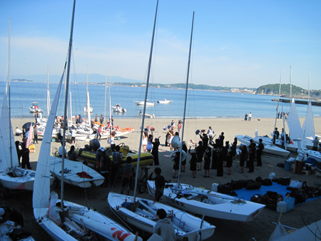 夏の初め、浜の応援団