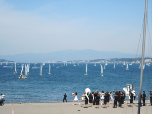 夏の初め、浜の応援団